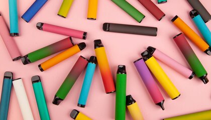 Einweg-E-Zigaretten mit unterschiedlichen Aromen. | © shutterstock/Master_foto