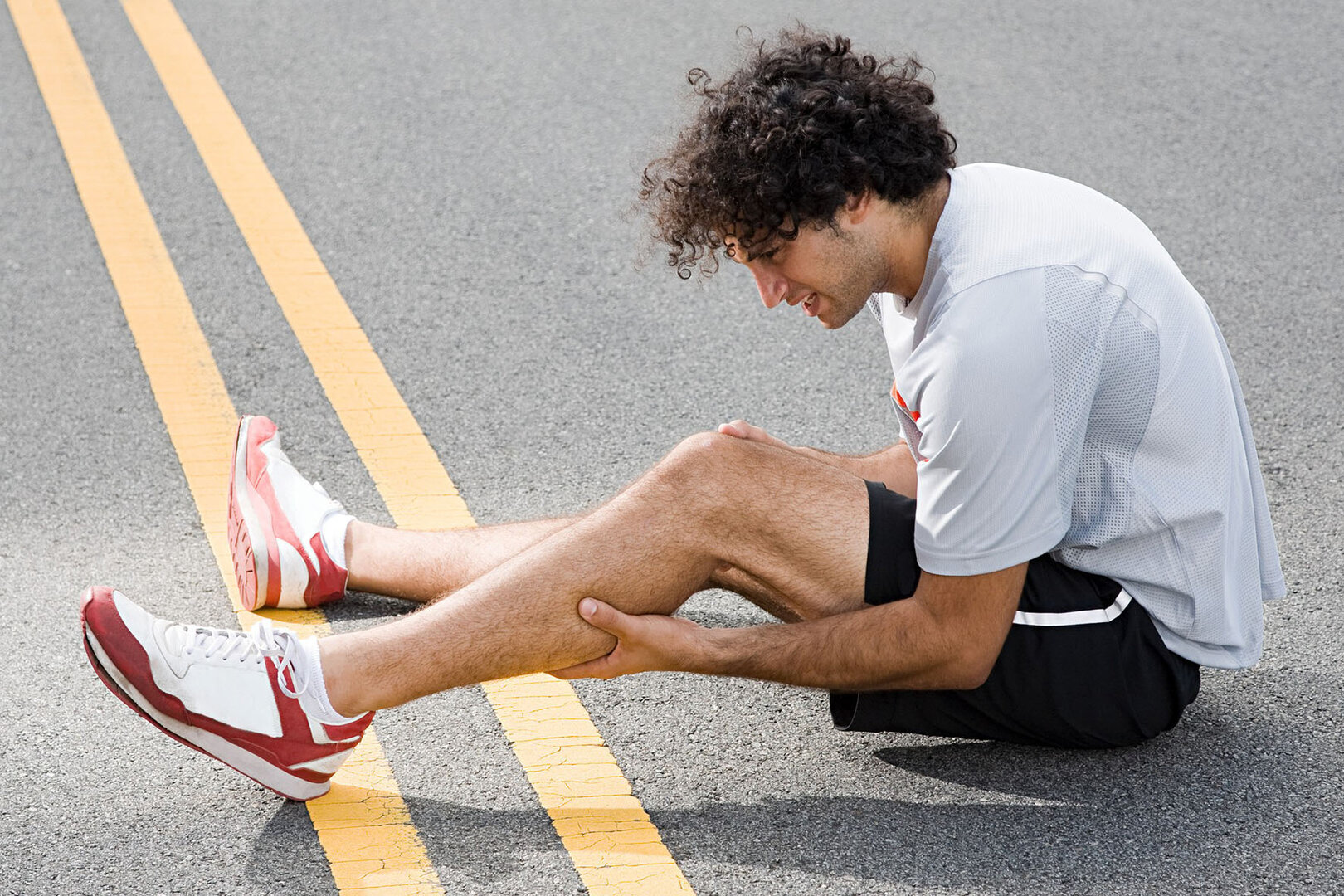 Wer sich beim Outdoor-Sport verletzt, sollte sofort pausieren und die schmerzende Stelle versorgen | © djd/Hermes Arzneimittel/Image Source/Johannes Kroemer