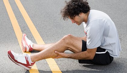 Wer sich beim Outdoor-Sport verletzt, sollte sofort pausieren und die schmerzende Stelle versorgen | © djd/Hermes Arzneimittel/Image Source/Johannes Kroemer