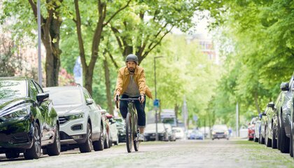Fitter werden auf dem Weg zur Arbeit: E-Bikes sind für viele eine Alternative zum Auto oder öffentlichen Verkehrsmitteln geworden | © djd/Bosch eBike Systems