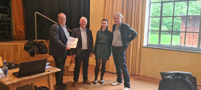 Stellten gemeinsam die Ergebnisse der Jugendbefragung 2023 vor (v.li.): Christian  Rindsfüßer, Leiter des SAGS-Institut Augsburg; Wolfgang Taffertshofer, stellv. Landrat;  Caroline Mendel, wissenschaftliche Mitarbeiterin am SAGS-Institut, Jürgen Wachtler, Jugendamtsleiter