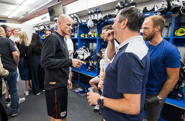 Coach Toni Söderholm, Kapitän Patrick Hager, Sportdirektor Christian Winkler und Oberland-Moderator Dominik Detert