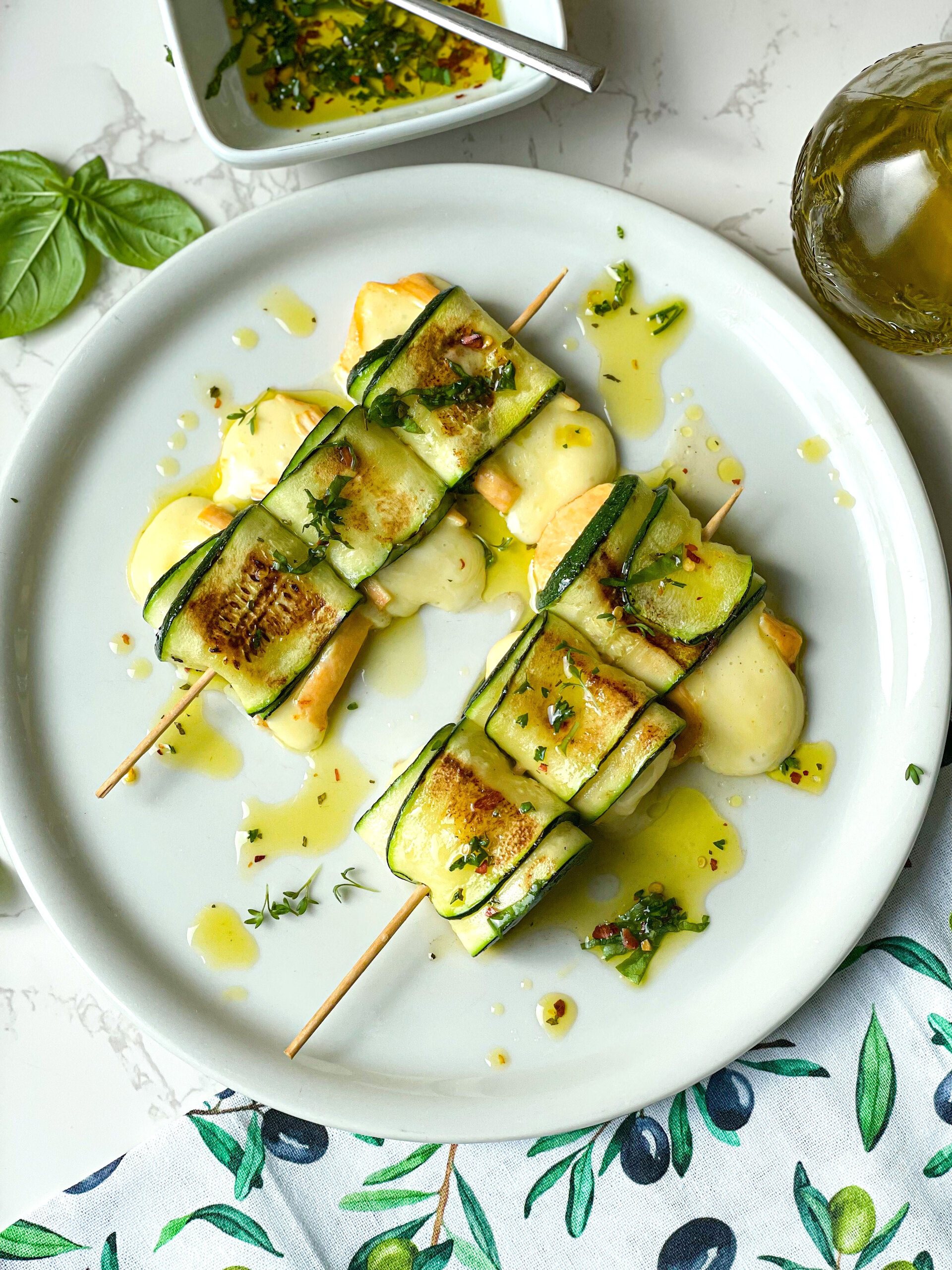 Rezept 2: Gegrillte Zucchini-Käse-Spieße mit "St. Mang Rubius würzig"