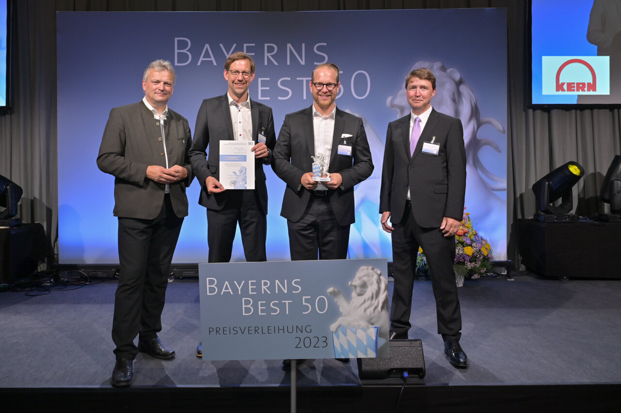 Am 24.Juli 2023 durften Sebastian Guggenmos (2.v. links) und Simon Eickholt (3.v. links) als geschäftsführende Gesellschafter der Kern Microtechnik GmbH die Auszeichnung „Bayerns Best 50“ entgegennehmen – überreicht von Roland Weigert (links), Staatssekretär im Bayerischen Staatsministerium für Wirtschaft, Landesentwicklung und Energie, und Marcus von Goldacker (rechts), Wirtschaftsprüfungsgesellschaft Mazars. 