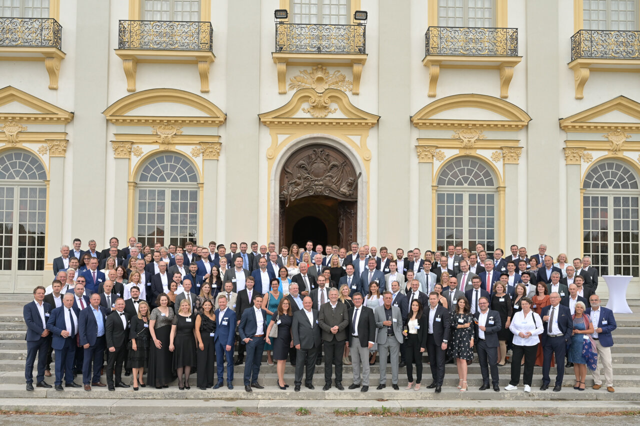 Das „Bayerische Staatsministerium für Wirtschaft, Landesentwicklung und Energie“ ehrte fünfzig mittelständische, inhabergeführte Unternehmen in Bayern, die sich in den vergangenen fünf Jahren als besonders wachstumsstark und profitabel erwiesen haben.