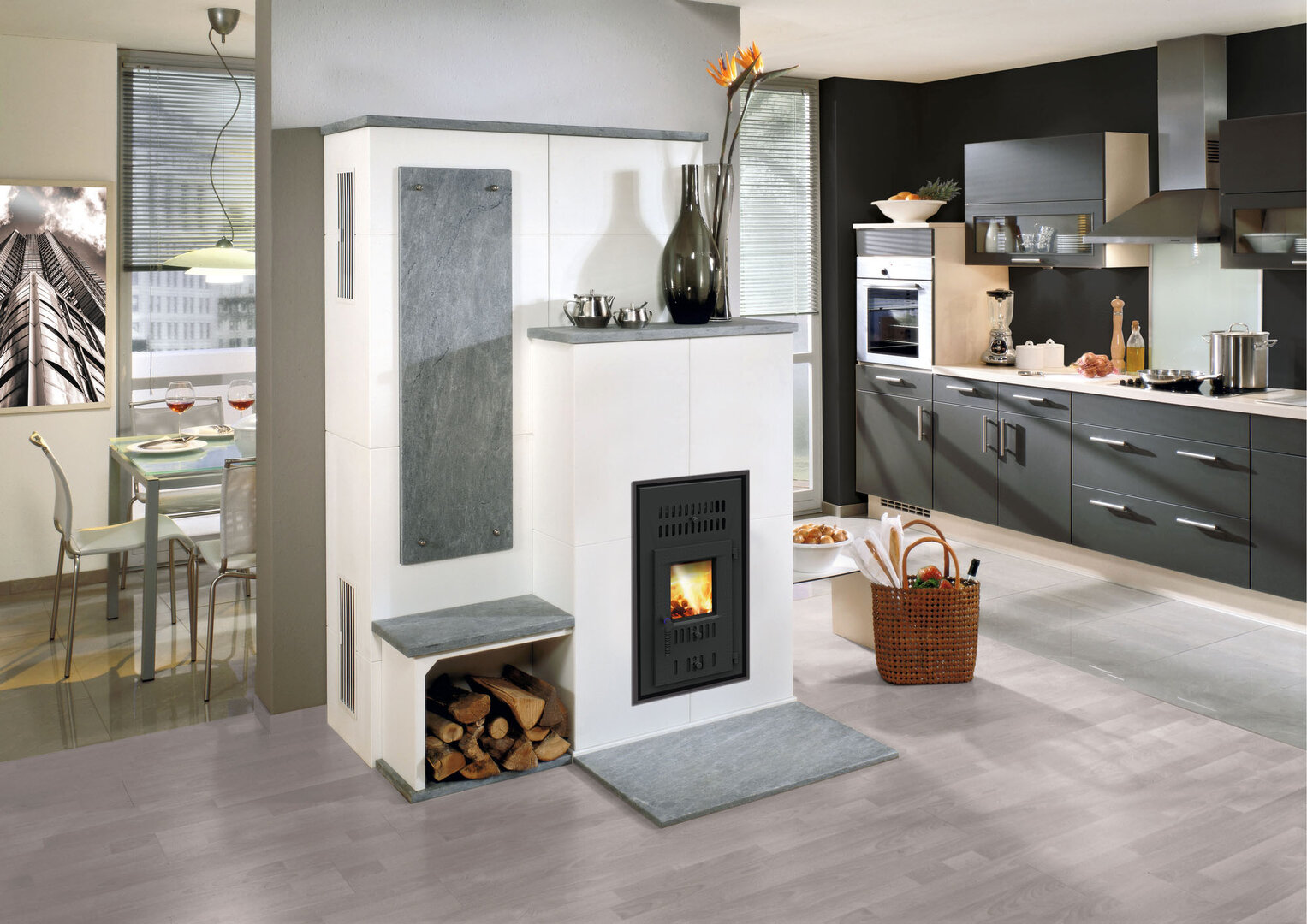 Holz aus regionalen Wäldern gibt es immer planbar und zügig: Heizenergie von modernen Holzfeuerstätten ist deshalb versorgungssicher | © djd/ AdK/www.kachelofenwelt.de/Camina Schmid