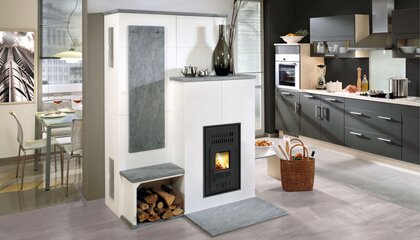 Holz aus regionalen Wäldern gibt es immer planbar und zügig: Heizenergie von modernen Holzfeuerstätten ist deshalb versorgungssicher | © djd/ AdK/www.kachelofenwelt.de/Camina Schmid