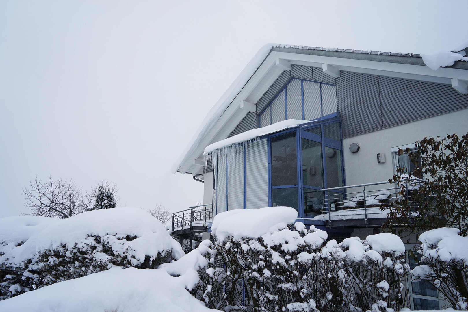 Mit modernen Rollläden lassen sich die Wärmeverluste über die Fenster in der kalten Jahreszeit deutlich reduzieren und Heizenergie einsparen | © djd/Schanz Rollladensysteme