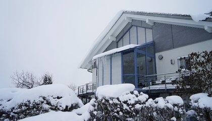 Mit modernen Rollläden lassen sich die Wärmeverluste über die Fenster in der kalten Jahreszeit deutlich reduzieren und Heizenergie einsparen | © djd/Schanz Rollladensysteme