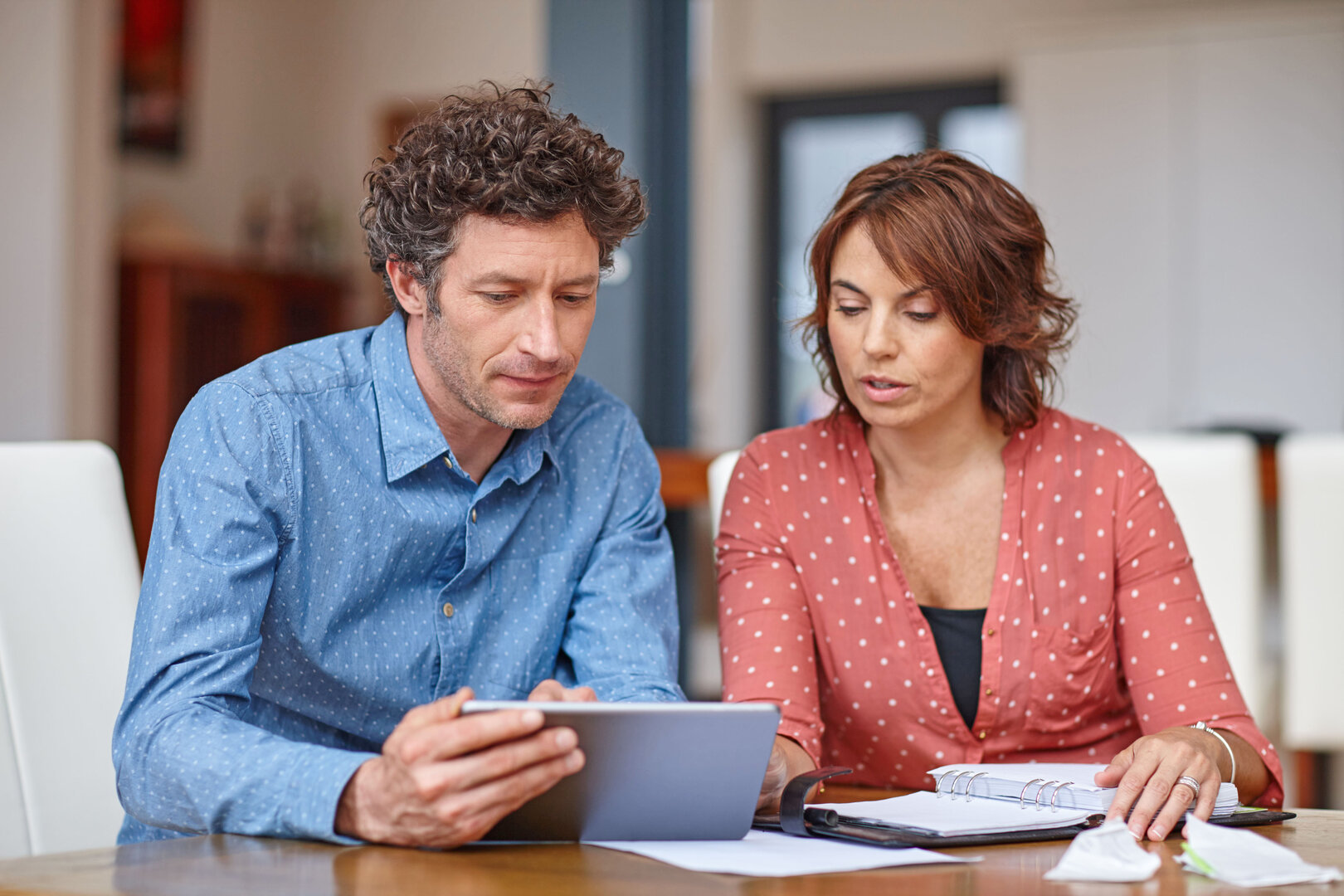 Wohnungsnutzer können mit unterjährigen Verbrauchsinformationen auf einen hohen Verbrauch schnell reagieren und so den eigenen Energie- und Wasserkonsum optimieren | © djd/Minol/Getty Images