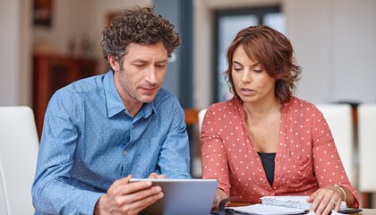 Wohnungsnutzer können mit unterjährigen Verbrauchsinformationen auf einen hohen Verbrauch schnell reagieren und so den eigenen Energie- und Wasserkonsum optimieren | © djd/Minol/Getty Images