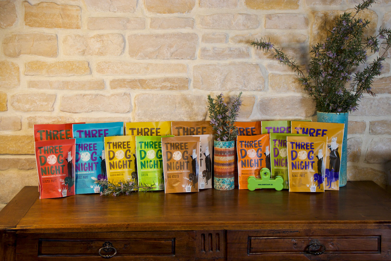 Plastikfreie Futterverpackung für die Fellnasen sorgt für ein gutes Gewissen bei Frauchen und Herrchen | © djd/Three Dog Night / Barfshop