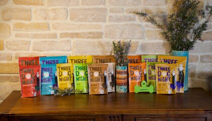 Plastikfreie Futterverpackung für die Fellnasen sorgt für ein gutes Gewissen bei Frauchen und Herrchen | © djd/Three Dog Night / Barfshop