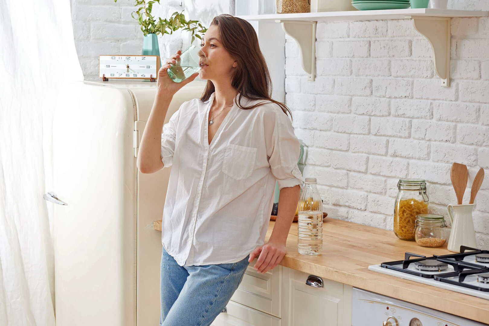 © Ausreichend Flüssigkeit aufzunehmen, vor allem Wasser, ist beim Fasten unerlässlich. Foto: djd/Forum Trinkwasser