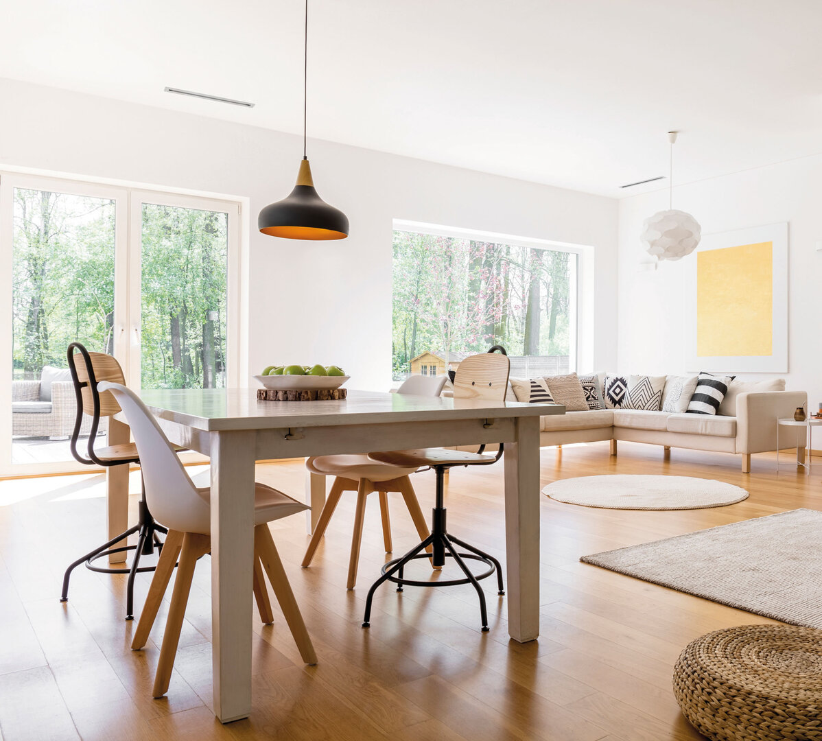 Vorbei sind die Zeiten, in denen sperrige und unschöne Luftauslässe das Raumambiente stören. Moderne Komfort-Lüftungsgeräte können auch stylische Akzente in den eigenen vier Wänden setzen. | © Foto: djd/Zehnder