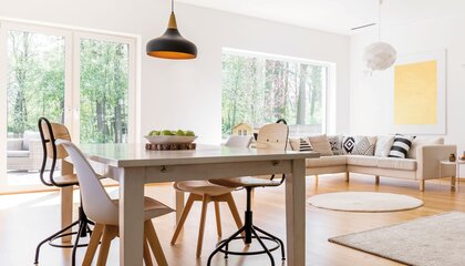 Vorbei sind die Zeiten, in denen sperrige und unschöne Luftauslässe das Raumambiente stören. Moderne Komfort-Lüftungsgeräte können auch stylische Akzente in den eigenen vier Wänden setzen. | © Foto: djd/Zehnder