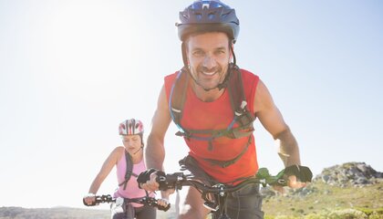 Zu viel Ehrgeiz ist anfangs fehl am Platz - der Körper braucht nach sportlichen Belastungen auch Erholungspausen. | © Foto: djd/Jentschura International/Getty