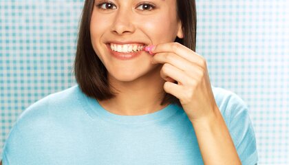 Die Zahnbürste allein reinigt nur bis zu 60 Prozent der Zahnoberflächen. Für die restlichen circa 40 Prozent der Zahnoberflächen sollten Interdentalbürsten täglich zum Einsatz kommen. | © Foto: djd/www.tepe.com