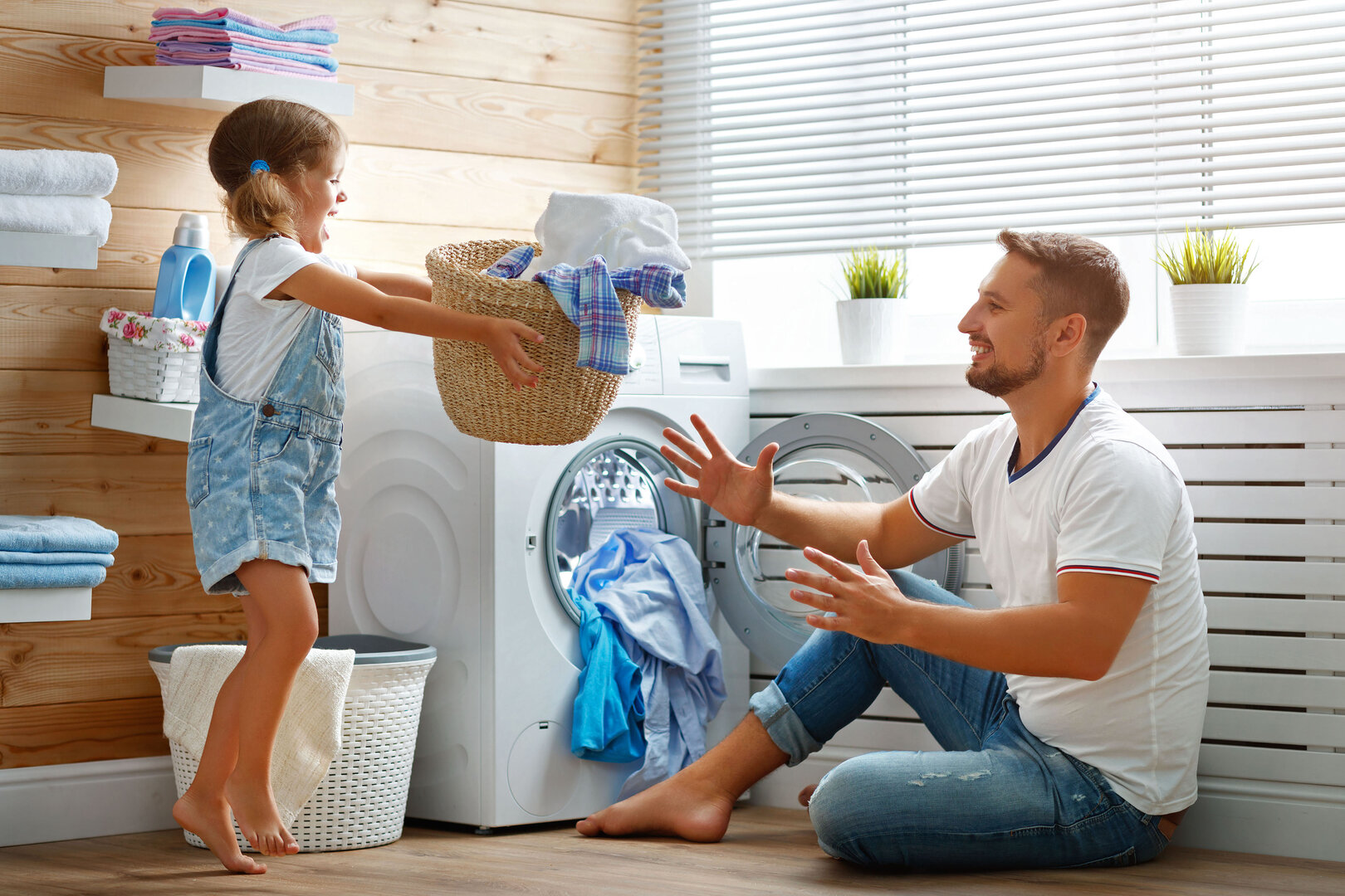 Der gestiegene Komfort durch weiches Wasser spart Wasch- und Reinigungsmittel und entlastet gleichzeitig Geldbeutel und Umwelt. | © Foto: djd/Verband der Kali- und Salzindustrie/Getty Images/Evgeny Atamanenko