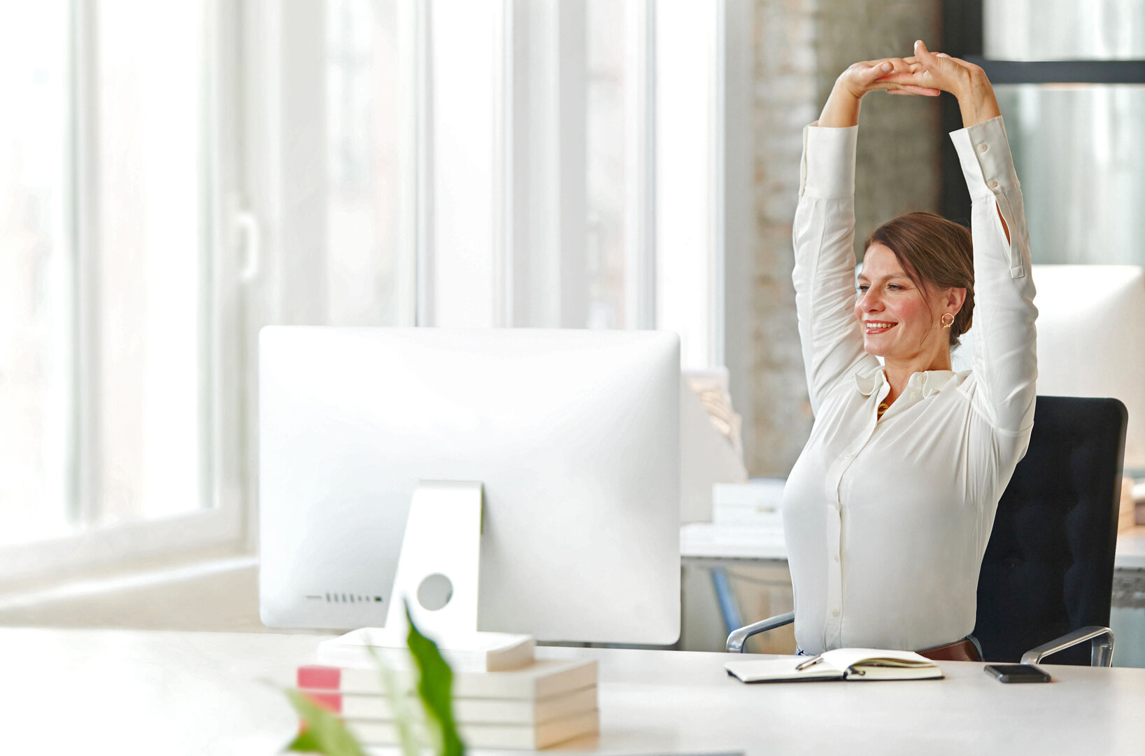 Druck, Stress und Hektik sind fast alltäglich im Job. Entspannungsübungen im Büro unterstützen uns dabei, schnell neue Energie zu tanken. | © Foto: DJD/Diasporal Pro