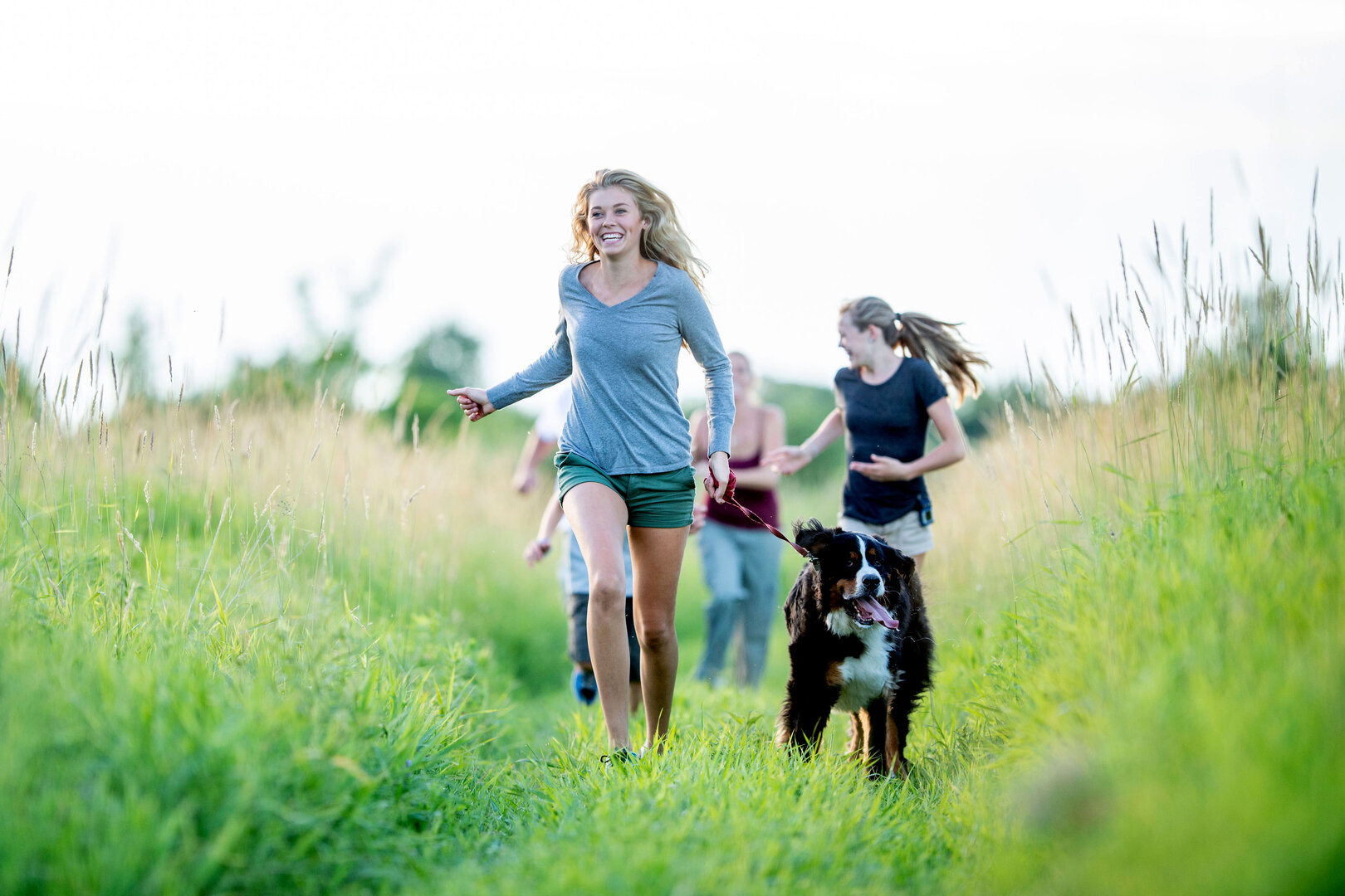 Aktiv im Freien unterwegs zu sein, ist gesund und macht Spaß. Doch fliegende Pollen können das Immunsystem belasten. | © Foto: djd/ermsech-immun.de/Getty Images/FatCamera