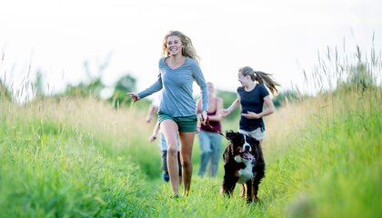 Aktiv im Freien unterwegs zu sein, ist gesund und macht Spaß. Doch fliegende Pollen können das Immunsystem belasten. | © Foto: djd/ermsech-immun.de/Getty Images/FatCamera