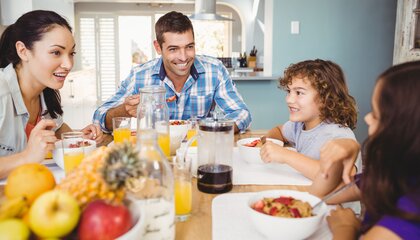 Ein ausgewogenes Frühstück ist für die ganze Familie wichtig. Ein Hirse-Buchweizen-Brei etwa kann eine vollwertige Alternative zu Cornflakes und Co sein und die Ernährungsumstellung erleichtern. | © Foto: DJD/Jentschura International/wavebreakmedia - shutterstock