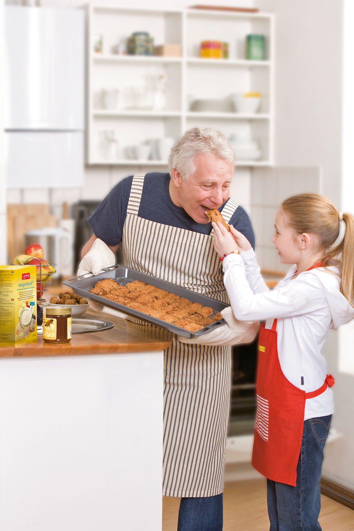 Selbstgemachte Power-Riegel mit Hirse und Buchweizen schmecken der Oma und ihrer Enkelin.