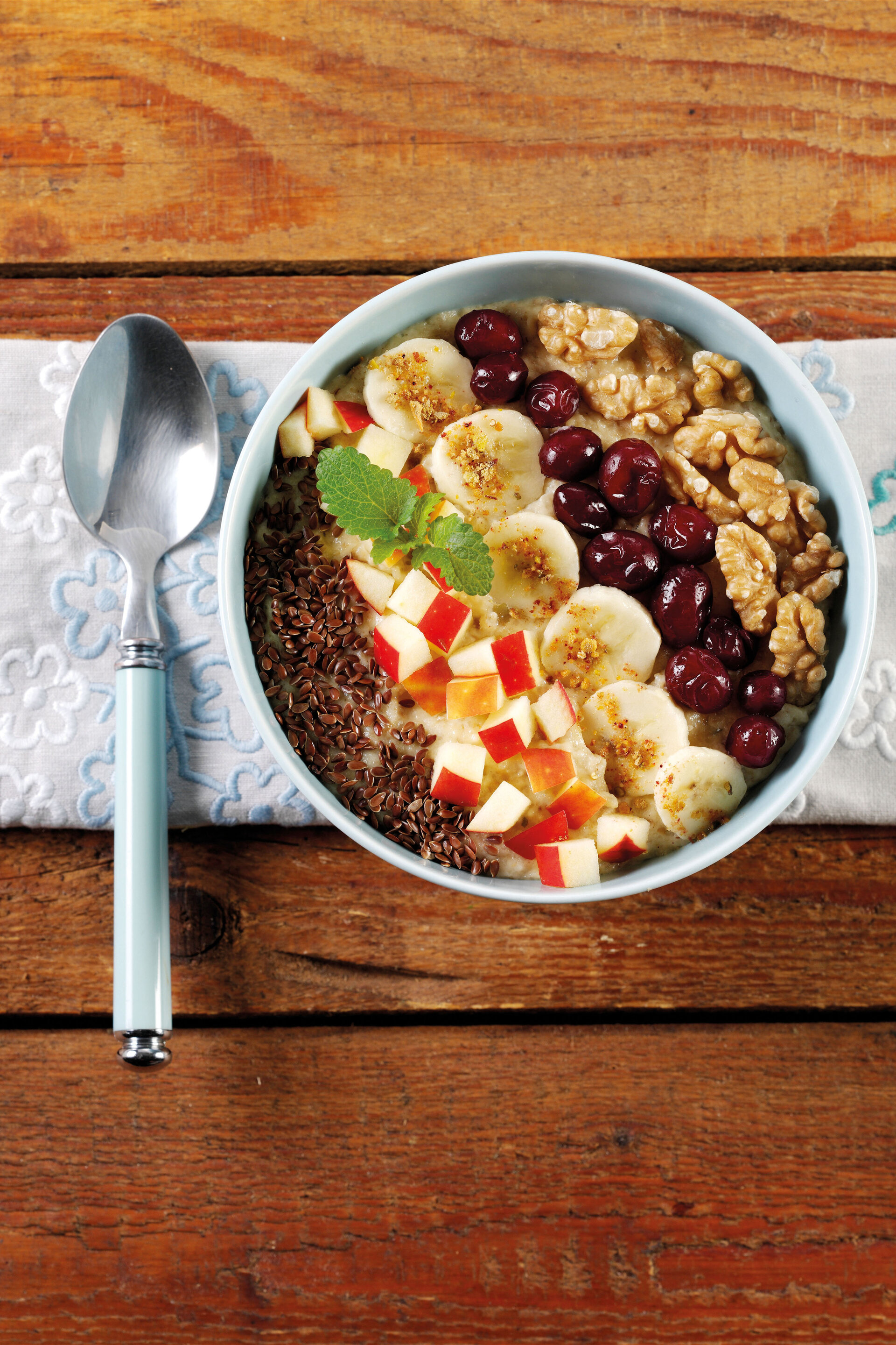 Mit Nüssen und Obst verfeinert wird der Frühstücksbrei zur Power-Bowl.