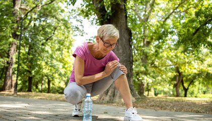 Um Überlastungen zu vermeiden, ist sorgfältiges Aufwärmen und Dehnen wichtig. | © Foto: DJD/Murnauer Markenvertrieb/Shutterstock/Aleksandar Malivuk