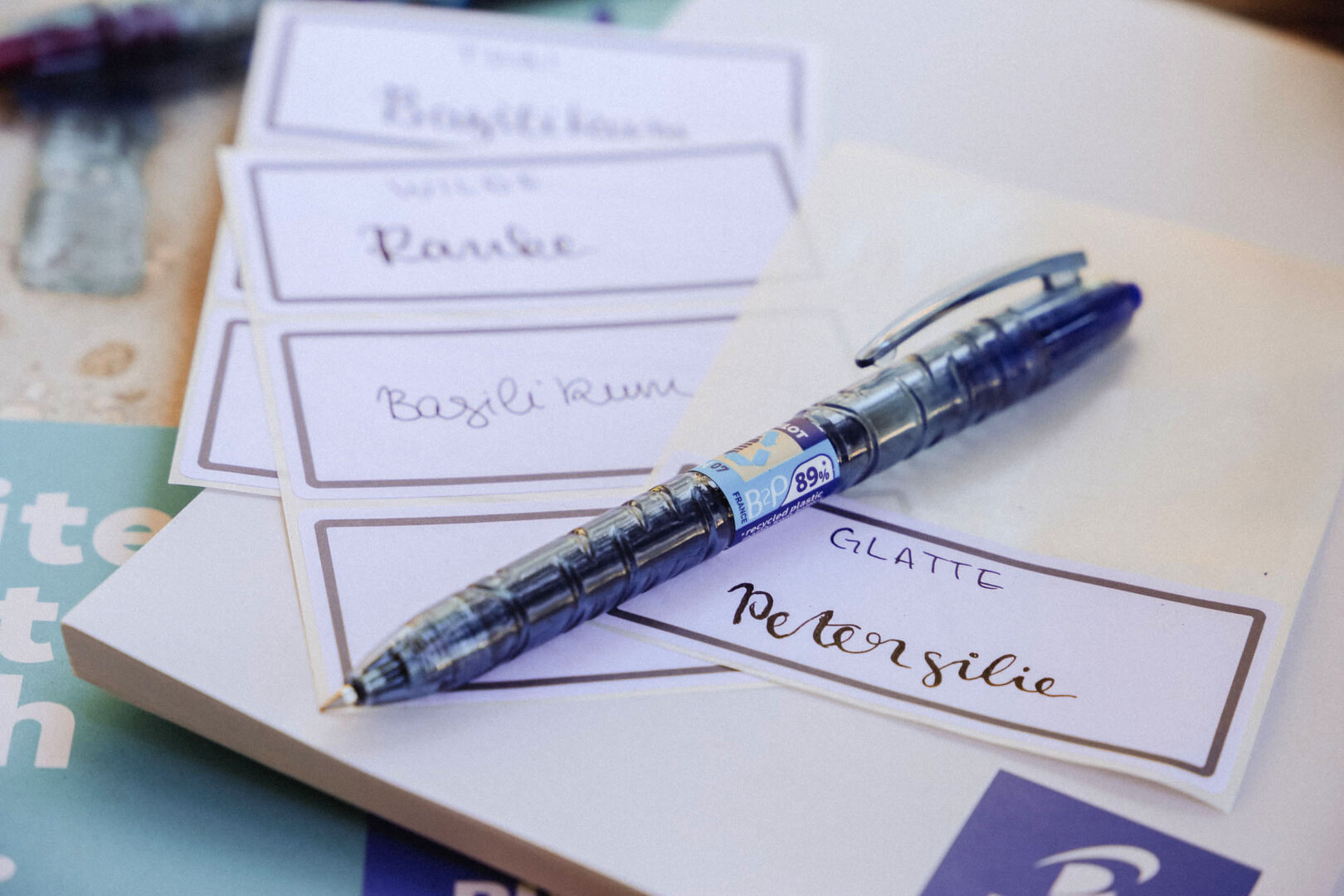 Gut für die Umwelt: Alltagsprodukte, die aus recycelten Materialien hergestellt werden. | © Foto: djd/Pilot Pen