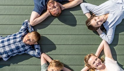 Nachhaltig bauen: Im Kreislaufverfahren lassen sich Holzwerkstoffe immer wieder zu neuen Produkten verarbeiten. | © Foto: DJD/www.megawood.com/Fullhaus