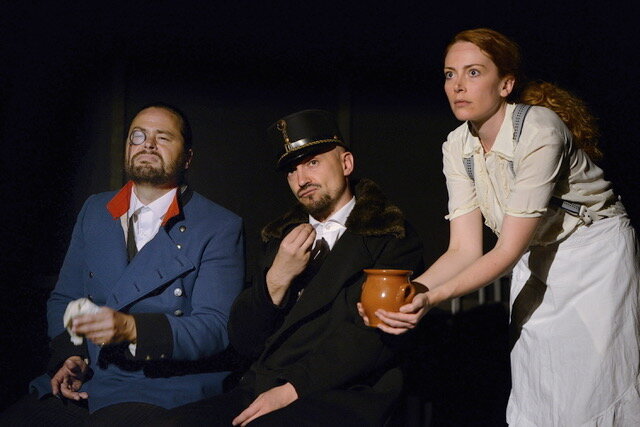 "Bumsti!" Politiker und Militärs lassen sich im Kino Mörserwirkungen vorführen und wundern sich, was moderne Waffen alles können - in Karl Kraus' prophetischer, apokalyptischer Weltkriegs-Satire DIE LETZTEN TAG DER MENSCHHEIT 