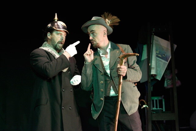 "Essen Se, Ganghofer!" Der deutsche Kaiser trifft den Heimatschriftsteller, der als Frontberichterstatter den Krieg zum lustigen Erlebnis verkitscht. Otto Beckmann und Max Pfnür in Karl Kraus' prophetischer, apokalyptischer Weltkriegs-Satire DIE LETZTEN TAG DER MENSCHHEIT