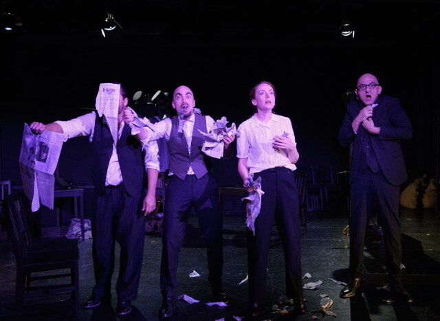 "Eeextraausgabeee!" Das von Nachrichten überflutete Volk versucht sich einen Reim auf die Sondermeldungen über den Kriegsverlauf zu machen - zu erleben in Karl Kraus' prophetischer, apokalyptischer Weltkriegs-Satire DIE LETZTEN TAG DER MENSCHHEIT | © Robert Haas