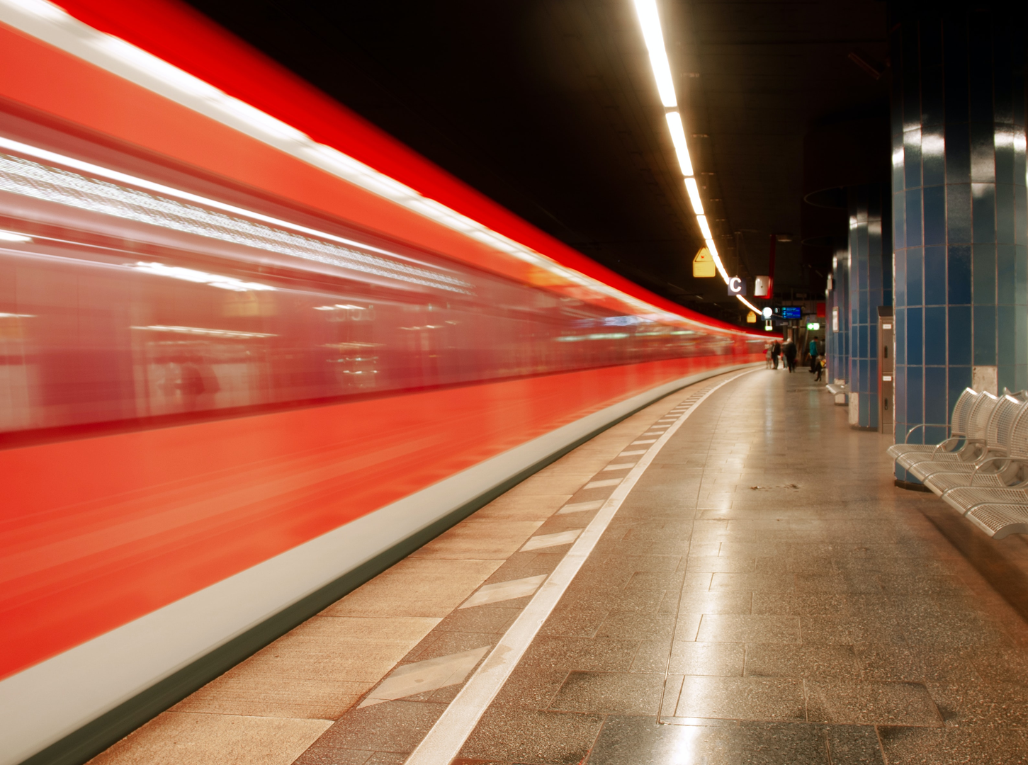 Train in underground station | © Unsplash / Samuel Pucher