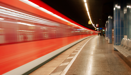 Train in underground station | © Unsplash / Samuel Pucher