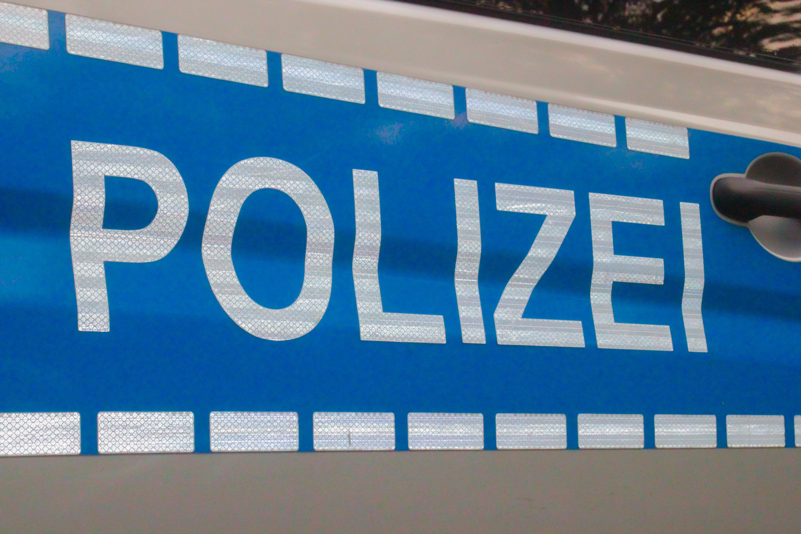 POLIZEI Schriftzug. (verwendbar beispielsweise als Symbolfoto) | © Unsplash / Maximilian Scheffler