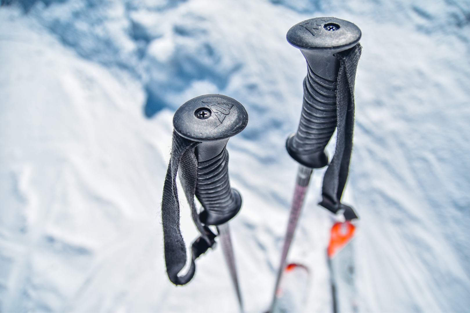 Ski poles in snow | © Unsplash / Urban Sanden
