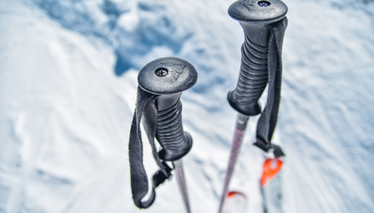 Ski poles in snow | © Unsplash / Urban Sanden