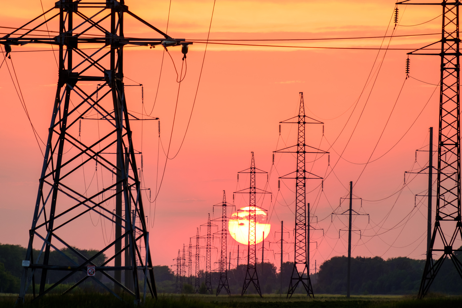 power line NP background of the sunset, a lot of supports for wires | © Unsplash / Andrey Metelev