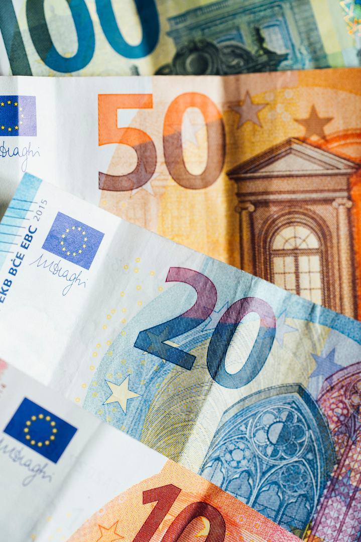 A lot of cash EURO banknote money... € 10,- € 20,- and € 50,-. Made with Canon 5d Mark III and analog vintage lens, Leica APO Macro Elmarit-R 2.8 100mm (Year: 1993) | © Unsplash / Markus Spiske