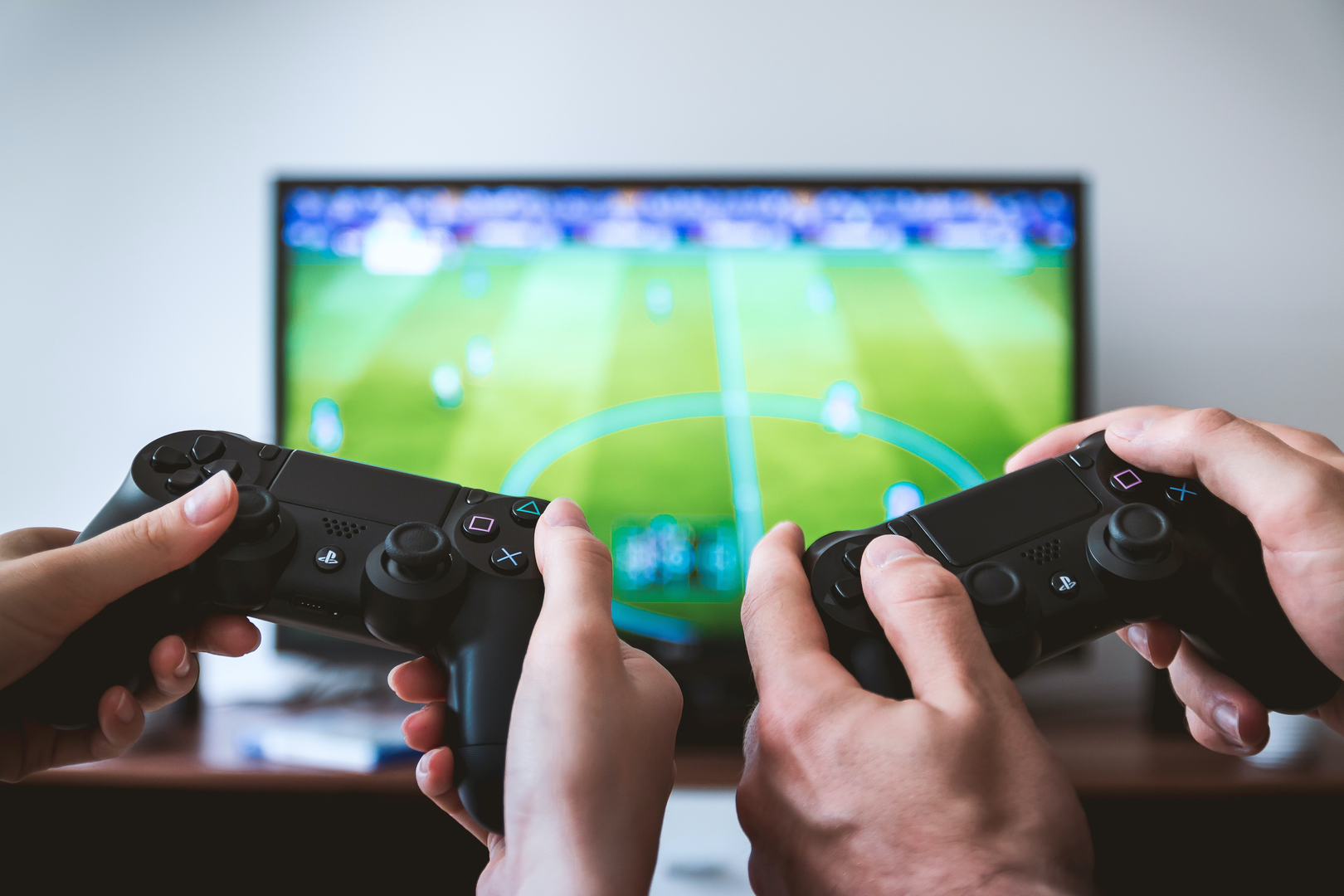 Hands holding the game controllers | © Unsplash / JESHOOTS.COM