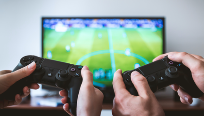 Hands holding the game controllers | © Unsplash / JESHOOTS.COM