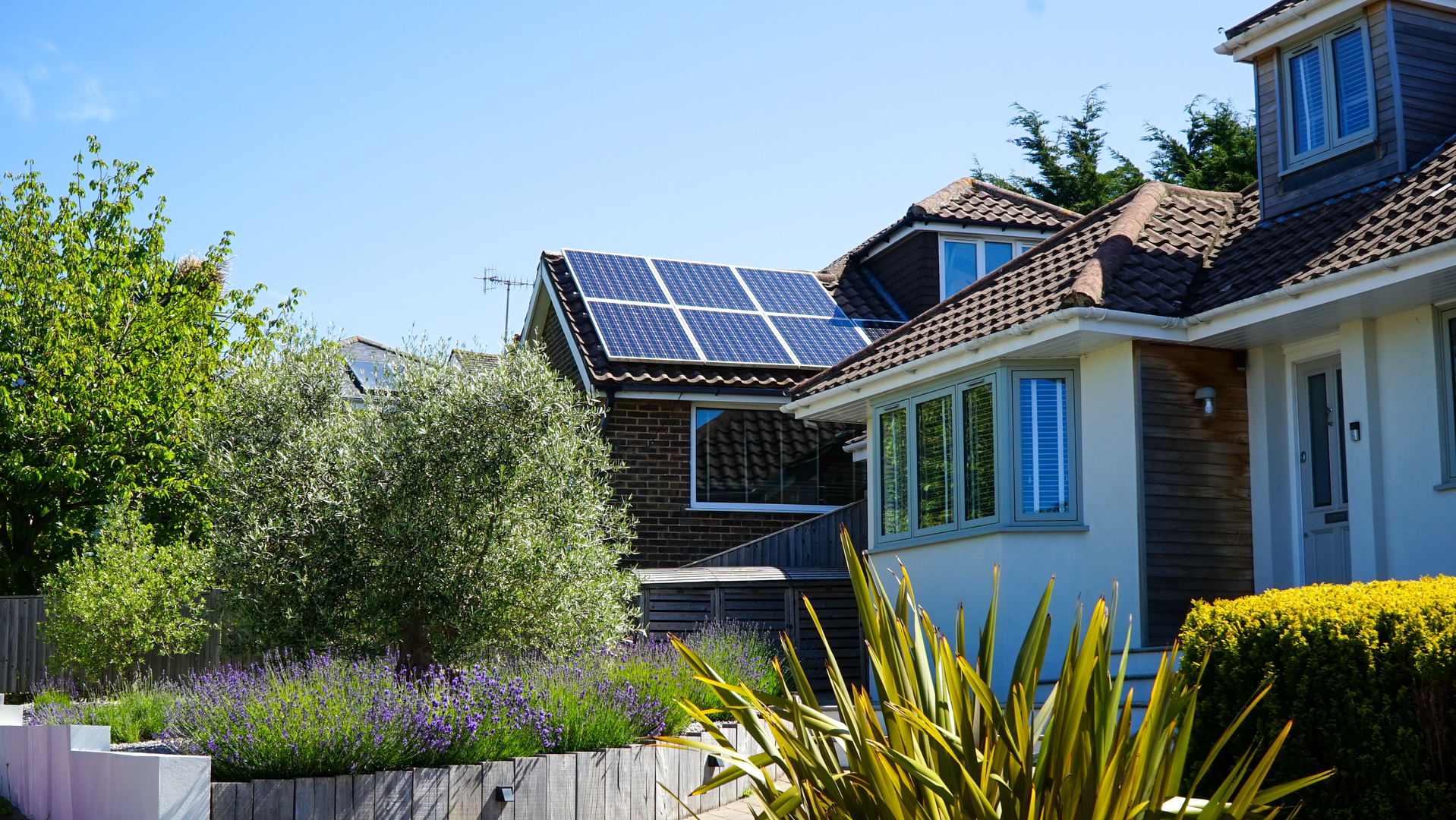 Solar panels in the midday sun on a house roof | © Unsplash / Watt A Lot