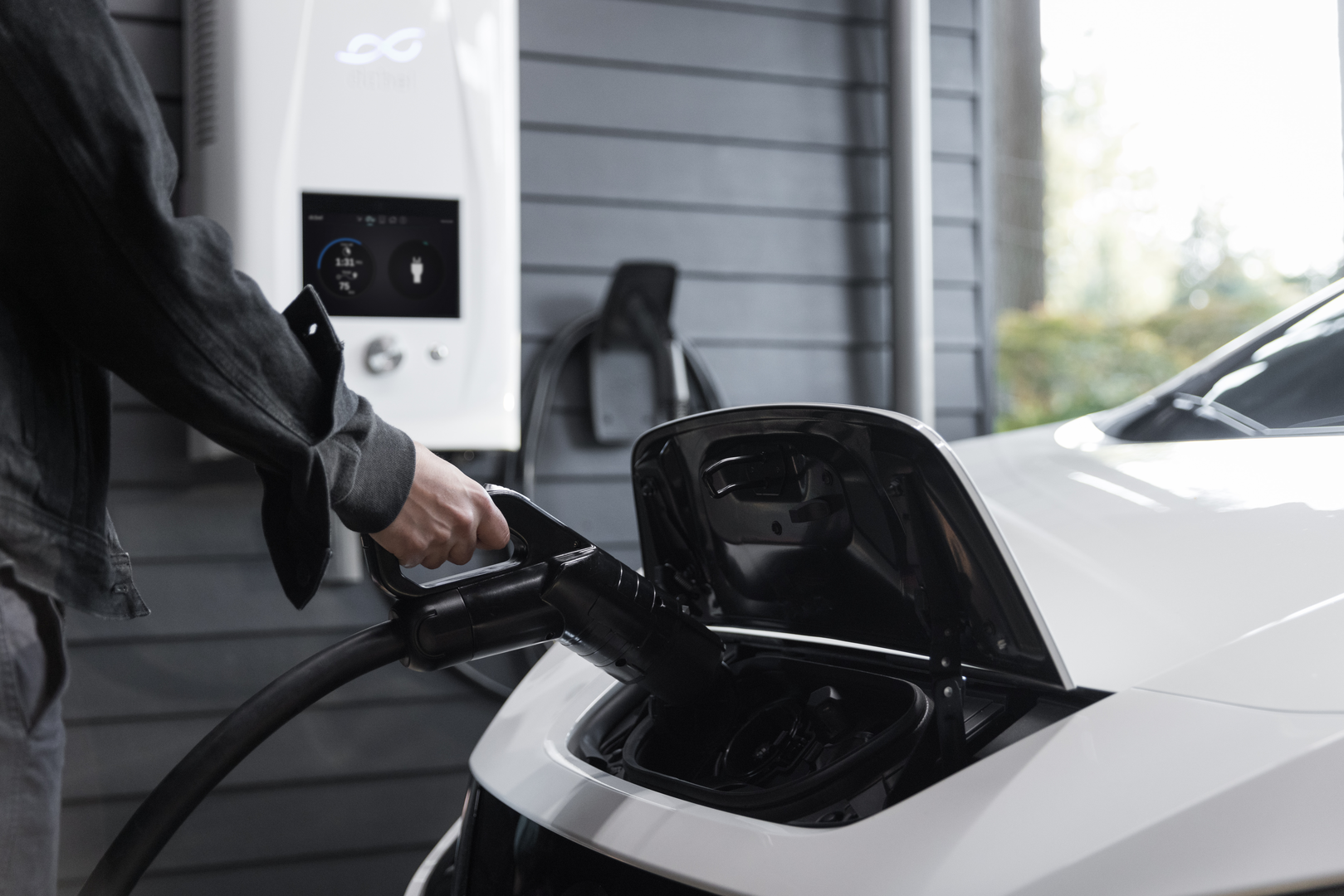 DC charging a Nissan Leaf in a garage using a dcbel r16 smart home energy station. | © Unsplash / dcbel