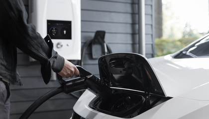 DC charging a Nissan Leaf in a garage using a dcbel r16 smart home energy station. | © Unsplash / dcbel
