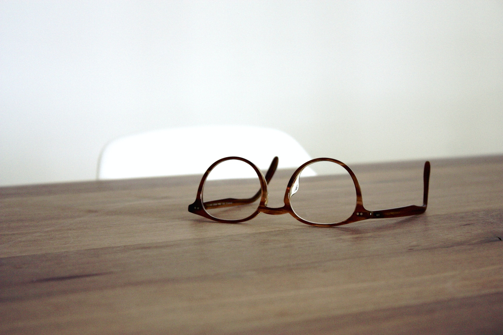 Glasses on wood | © Unsplash / Dan Dimmock