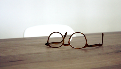 Glasses on wood | © Unsplash / Dan Dimmock