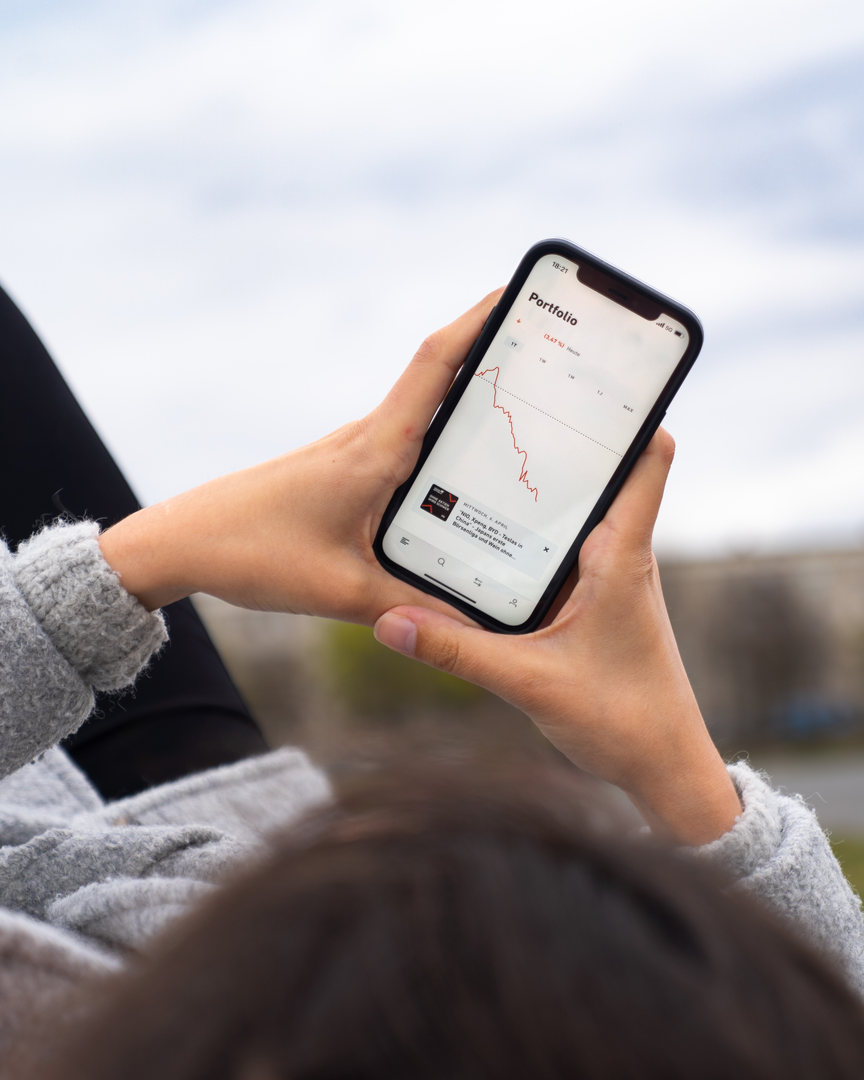 A portfolio overview at Trade Republic, with short-term losses. | © Unsplash / Mika Baumeister